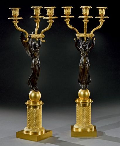 null Paire de candélabres en bronze doré et patiné, à trois branches de lumière soutenues...