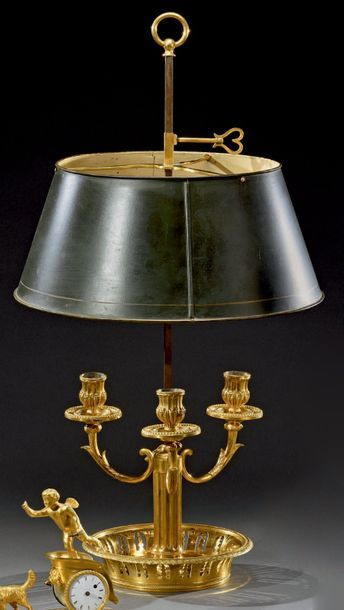 null Lampe bouillotte en bronze doré à trois bras de lumière feuillagés, les binets...