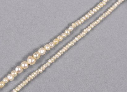 null Collier de petites perles fines baroques en chute, le fermoir en or jaune 18K...
