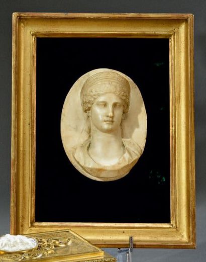 null Médaillon ovale en haut-relief: Buste de femme «à la romaine» en pierre tendre...