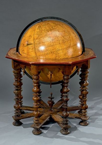 null Globe terrestre en bois et papier, cercle méridien en fer forgé; la sphère repose...