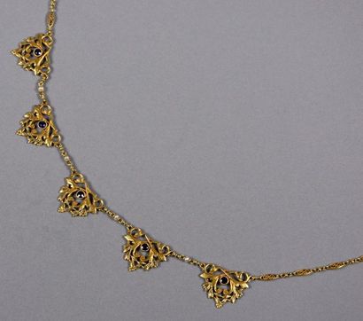 null Collier draperie en or jaune 18K (750°/°°) à maillons ciselés et ajourés à motif...