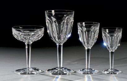 BACCARAT Modèle Compiègne
Partie de service de verres à pieds en cristal taillé composé...