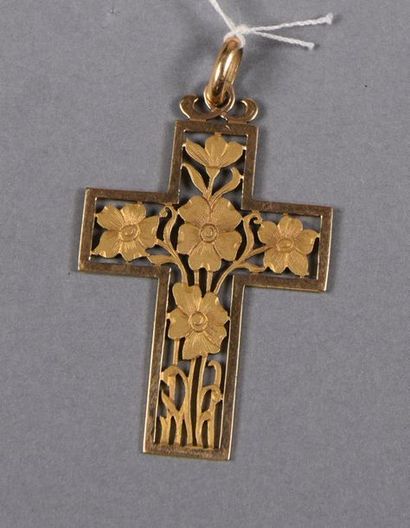 null Pendentif croix en or jaune 18K (750°/°°) lisse et satiné à décor de fleurs...