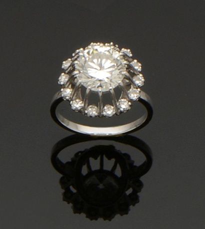 null Bague en or gris 18K (750°/°°) et platine (850°/°°) sertie d'un diamant taille...