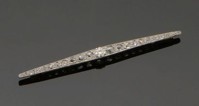 null Broche barrette en platine (850°/°°) centrée d'un diamant taille brillant calibrant...