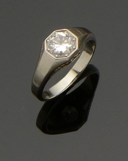 null Bague jonc en or gris 18K (750°/°°) de forme géométrique ornée d'un diamant...