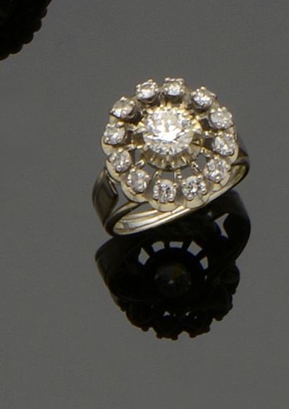 null Bague «Fleur» en or gris 18K (750°/°°) ornée d'un diamant taille brillant calibrant...