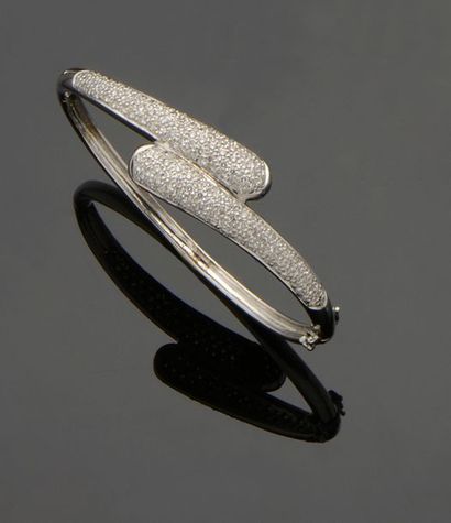 null Bracelet «Jonc» ouvrant en or gris 18K (750°/°°) à motifs croisés pavés de diamants...