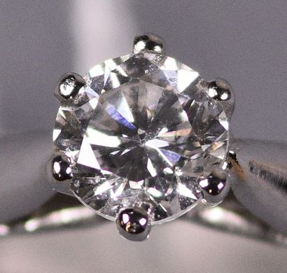 null Bague solitaire en or gris 18K (750°/°°) ornée d'un diamant taille brillant...