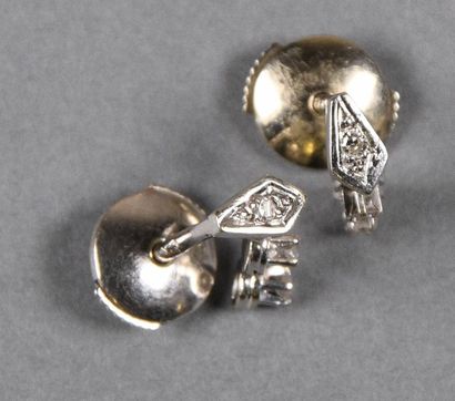 null Paire de petits pendants d'oreilles en or gris 18K (750°/°°) chacun serti de...