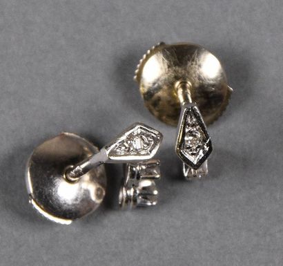 null Paire de petits pendants d'oreilles en or gris 18K (750°/°°) chacun serti de...