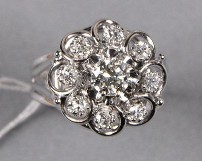 null Bague «Marguerite» en or gris 18K (750°/°°) centrée d'un diamant taille brillant...