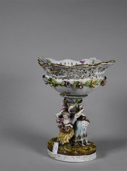 null SAXE, fin du XIXe siècle Coupe en porcelaine ajourée à décor de fleurs polychromes,...