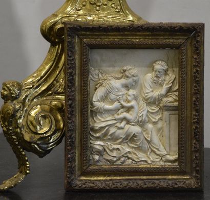 null Petit cadre en bois sculpté et doré du XVIIe siècle, encadrant un bas-relief...