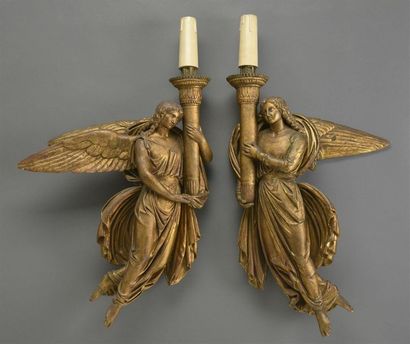 null Paire d'importants anges céroféraires en bois sculpté et doré Italie, XIXe siècle...