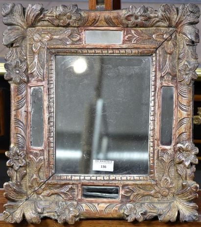 null Miroir à parecloses en bois anciennement doré, sculpté de fleurettes et feuillages,...