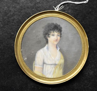 null Ecole FRANCAISE du XIXe siècle Portrait de femme à la robe blanche Miniature...