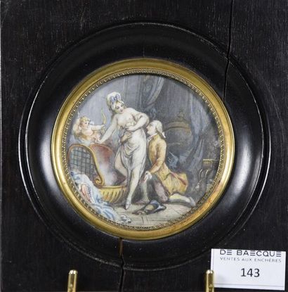 null Ecole FRANCAISE du XIXe siècle Scène galante au bain Miniature ronde sur ivoire...
