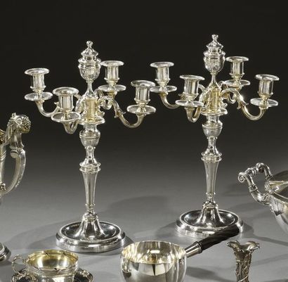 null Paire de candélabres en métal argenté à frises de perles De style Louis XVI...