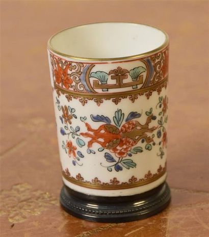 null Gobelet en porcelaine à décor polychrome floral chinoisant, signé au revers...