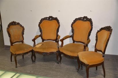 null Suite de deux fauteuils et deux chaises en acajou très richement sculptés de...