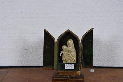 null Bas- relief représentant la Vierge à l'Enfant en ivoire sculpté Dans son écrin...
