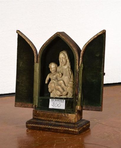 null Bas- relief représentant la Vierge à l'Enfant en ivoire sculpté Dans son écrin...