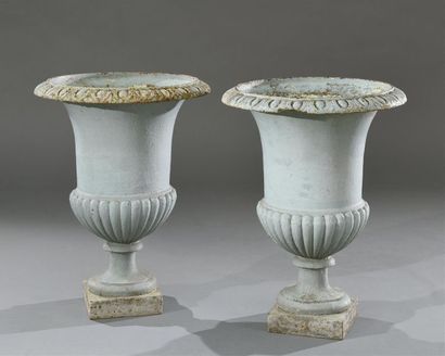 null Importante paire de vases Médicis en fonte relaquée bleu XXe siècle H. 60 cm...