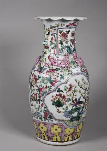 null CANTON, XIXe siècle Grand vase en porcelaine polychrome à décor de salamandres...