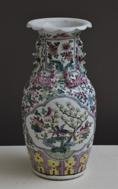 null CANTON, XIXe siècle Grand vase en porcelaine polychrome à décor de salamandres...