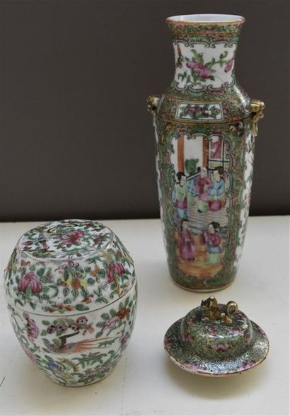 null Vase en porcelaine de Canton à décor de scène de palais, XIXe siècle, couvercle...
