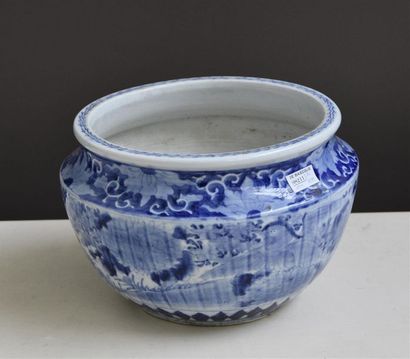 null CHINE, début du XXe siècle Vasque en porcelaine à décor blanc bleu H. 19 cm...