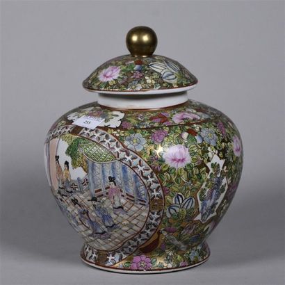null CHINE, XXe siècle Pot couvert en porcelaine peinte émaillée, à décor polychrome...