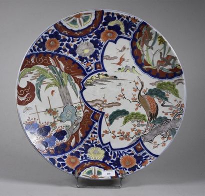 null JAPON, XXe siècle Grand plat en porcelaine à décor dans le goût Imari, d'oiseaux...