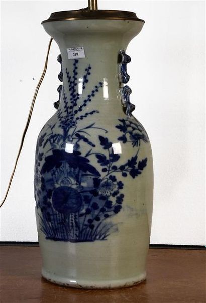 null Un vase en porcelaine de Chine à décor en bleu de fleurs Vers 1900 H. 43 cm...