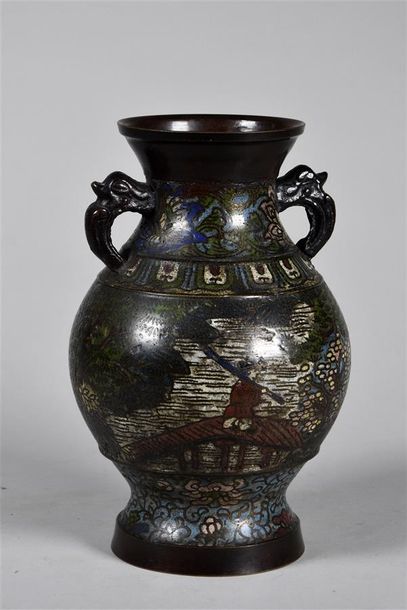 null INDOCHINE, vers 1900 Vase balustre à deux anses en émaux cloisonnés à décor...