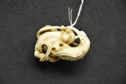 null JAPON, fin du XIXe siècle - Début du XXe siècle Netsuke en ivoire à décor d'un...