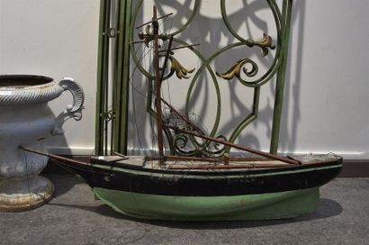 null Maquette de bateau en bois polychrome Vers 1930 H. 80 cm L. 118 cm Mat accidenté,...