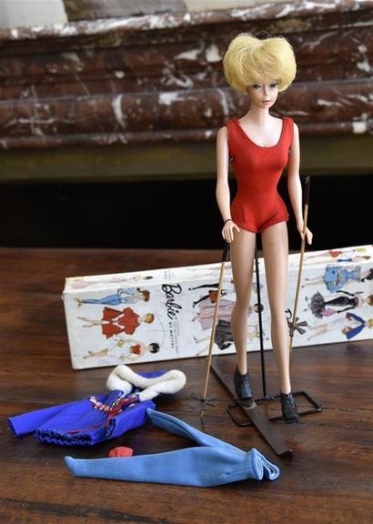 null BARBIE. Poupée Barbie Bubble Cut 1962 blonde, avec son maillot de bain rouge...