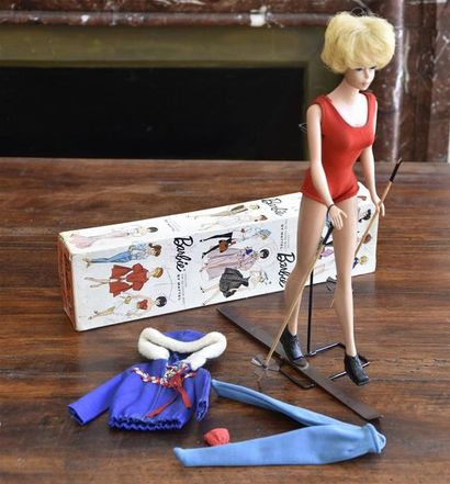null BARBIE. Poupée Barbie Bubble Cut 1962 blonde, avec son maillot de bain rouge...