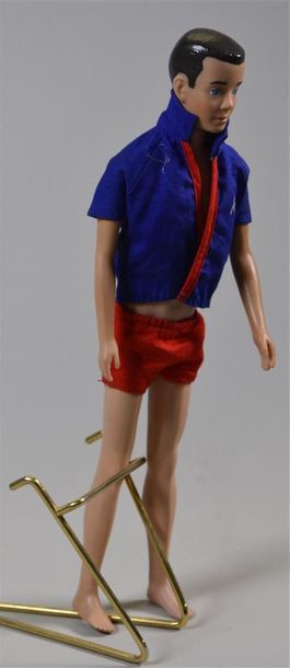 null KEN, poupée brune, jambes pliantes de 1965 avec sa tenue d'origine, son short...
