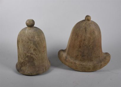 null Deux moulages-cloches en bois L'un à plat : H. 28 cm - L. 27 cm L'autre : H....