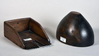 null Moule à chapeau et peigne à trèfle en bois