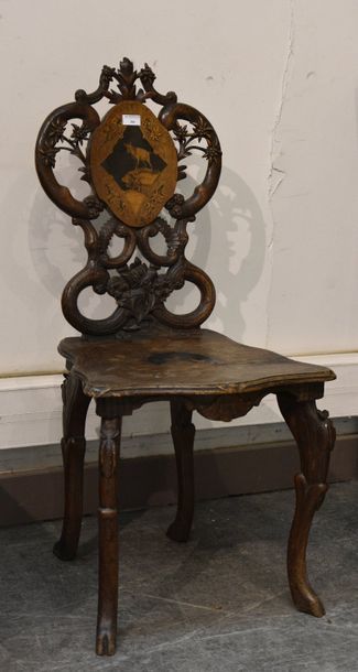 null Chaise en bois naturel sculpté à décor marqueté de chamois et edelweiss sur...