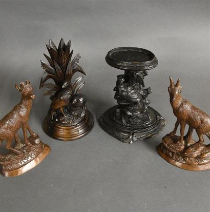 null Vase et support en bois sculpté à décor d'oiseaux Travail de Forêt Noire H....