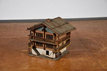 null Travail suisse vers 1900 Rare maquette de chalet en bois dont le toit se retire...