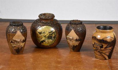 null Quatre vases en bois gravé H. 10,5 cm à 12 cm