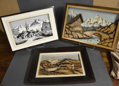 null Trois tableaux en bois sculpté et polychromes à décor de paysages de montagne,...