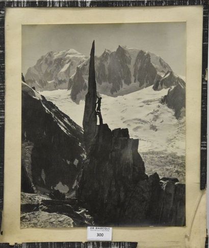 null Georges II TAIRRAZ (1900-1975) Alpiniste sur un pic Tirage argentique monté...
